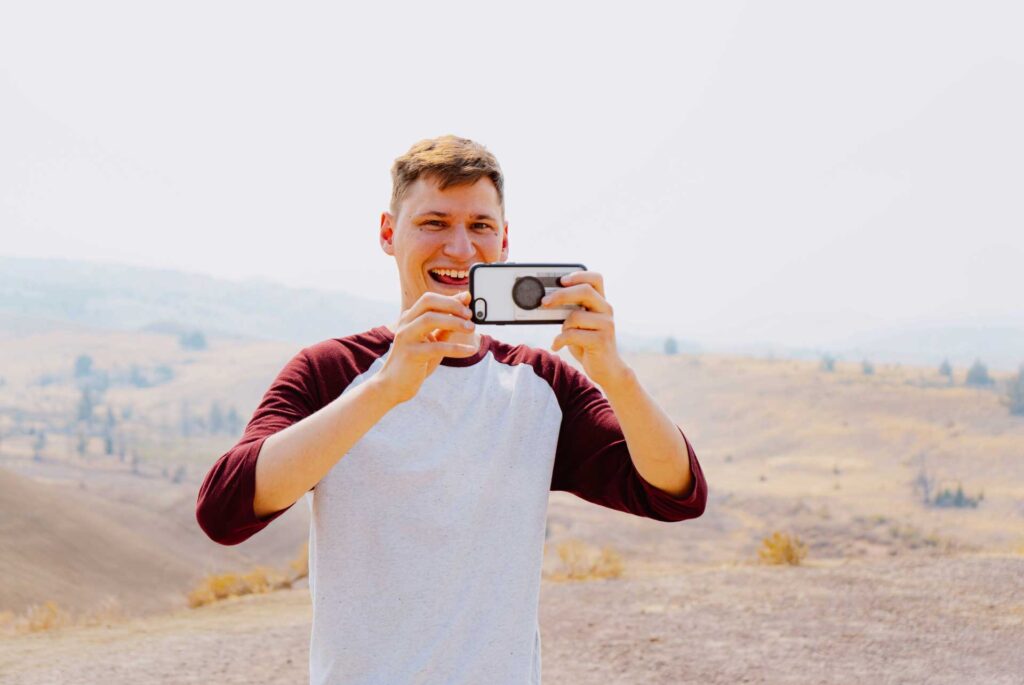 Persona sonriendo toma fotografía