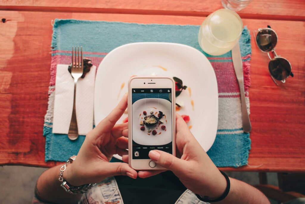 Persona tomando foto a su desayuno