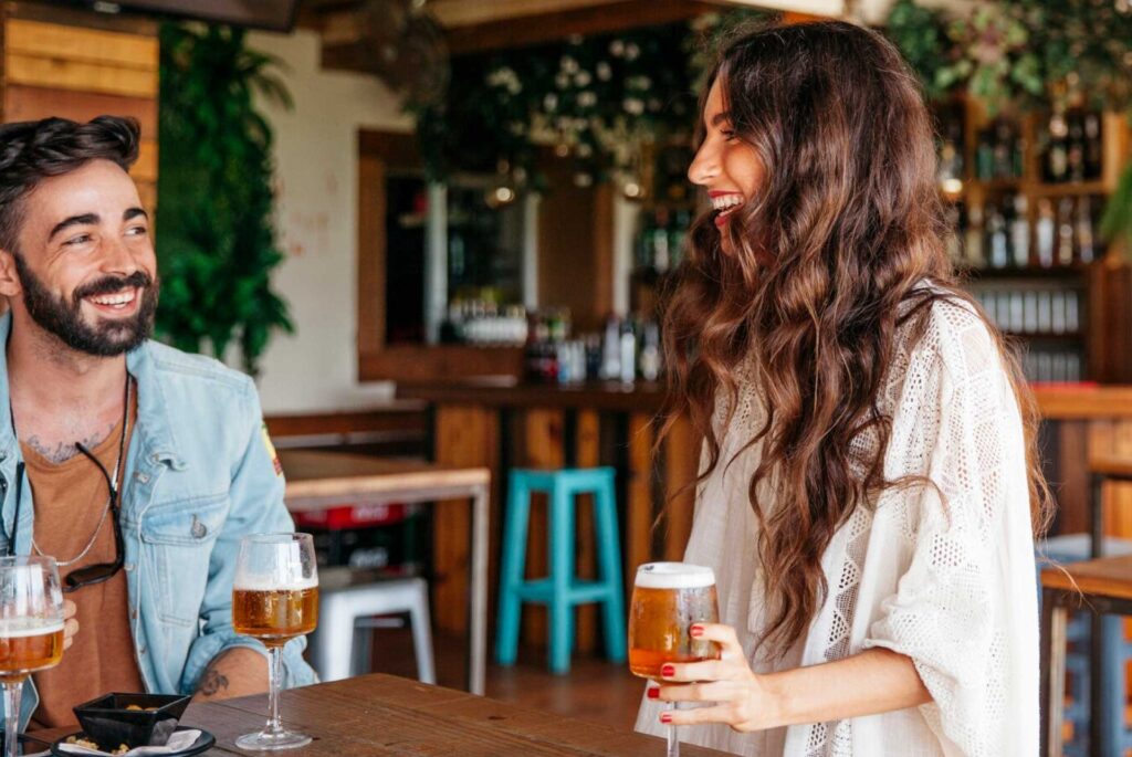 Dos personas tomándose un trago en un lugar de Barcelona