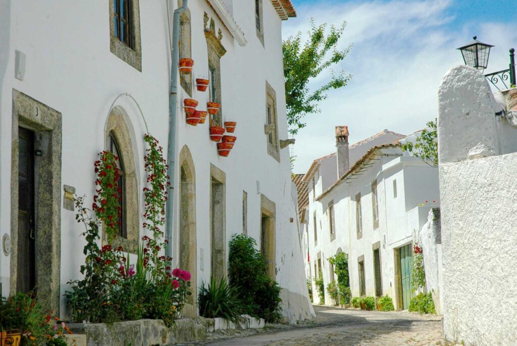 Calle con casas de color blanco en Portugal