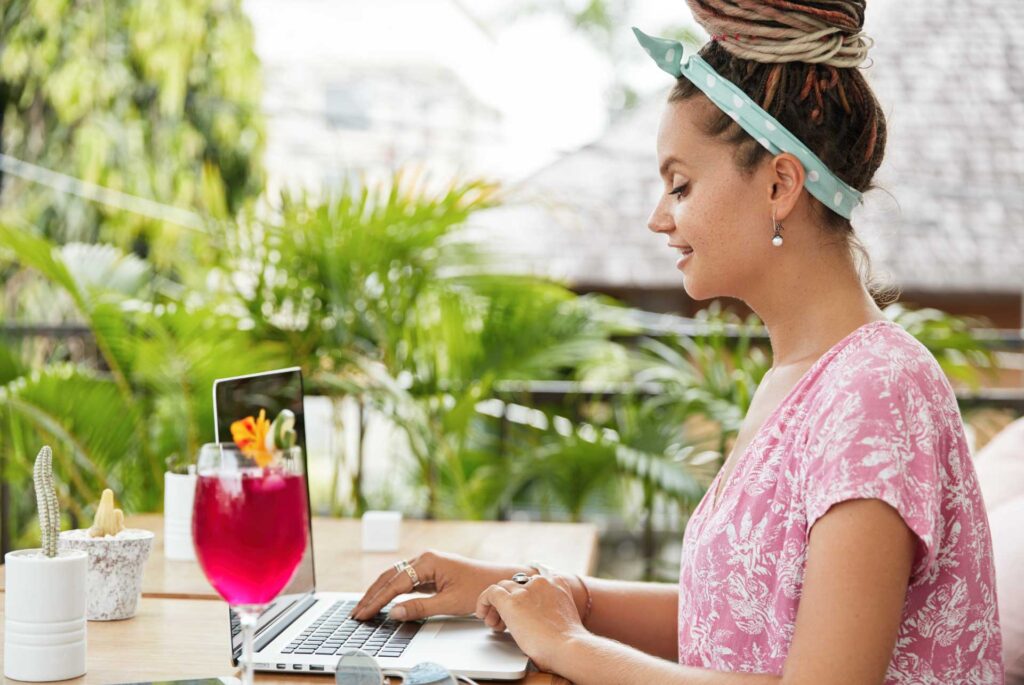 Mujer sentada trabajando en su computadora