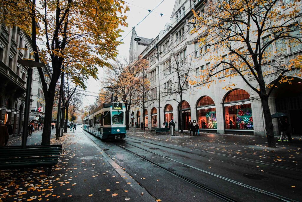 Tren circulando por las calles de Suiza