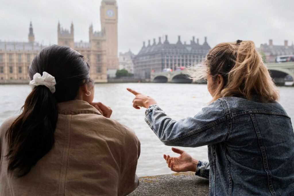 Dos mujeres a las orillas del Río Támesis