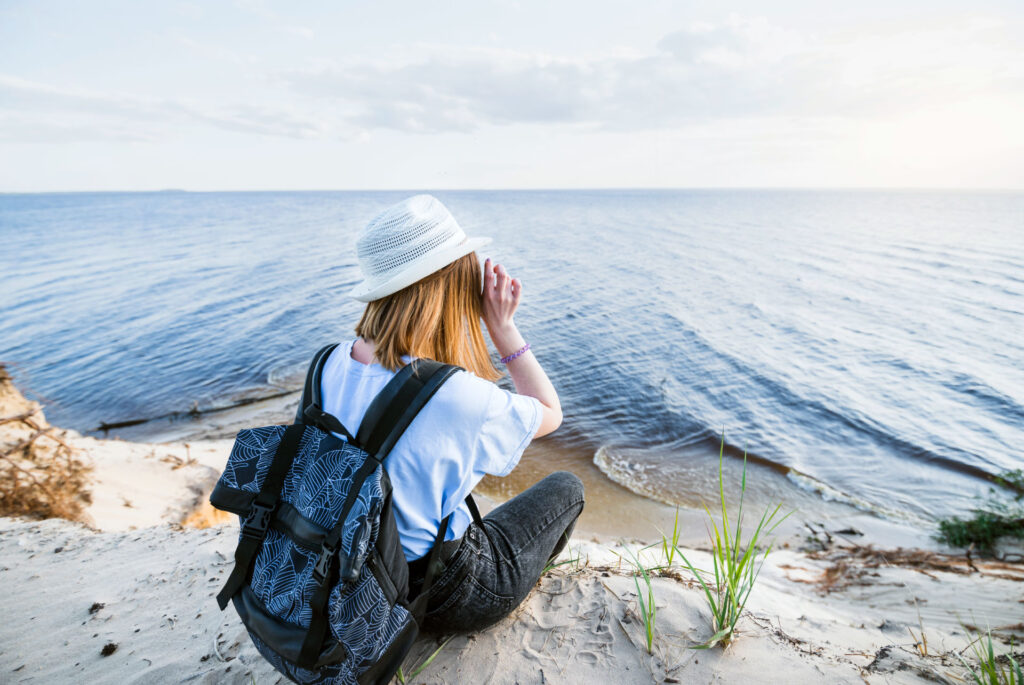 Mujer sola en su viaje frente al mar