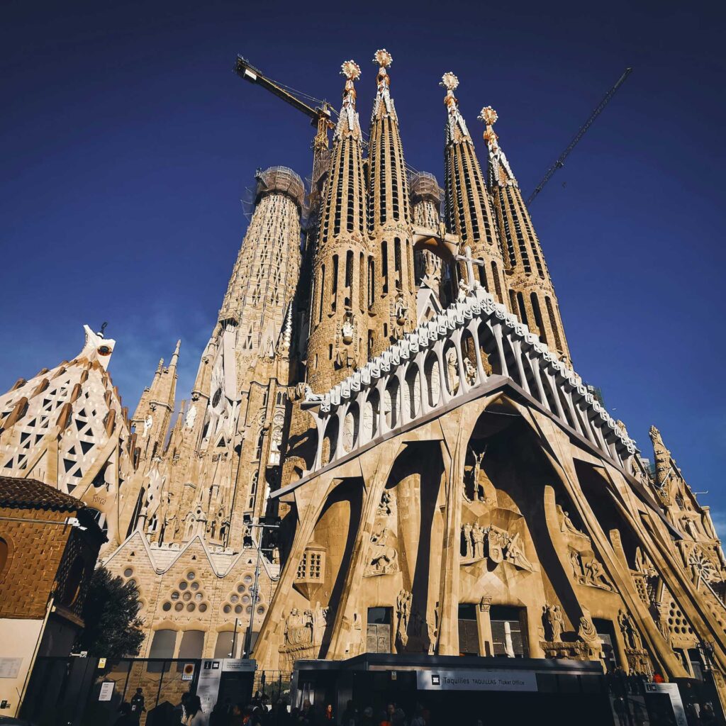 Entrada de la Iglesia de la Sagrada Familia en Barcelona