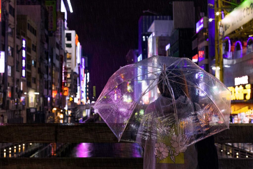 Noche lluviosa por Japón