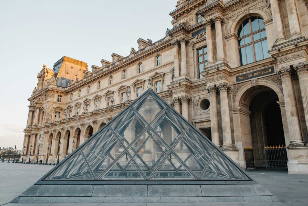 Afueras del museo de Louvre en Francia