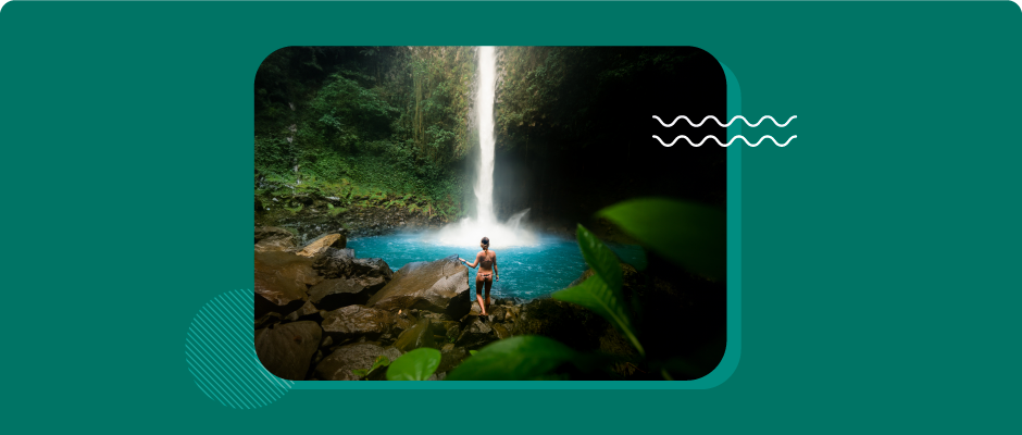 Mujer disfrutando una imponente cascada en costa rica