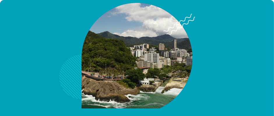 Vista del mar de Brasil junto a pequeño cerro lleno de hojas verdes