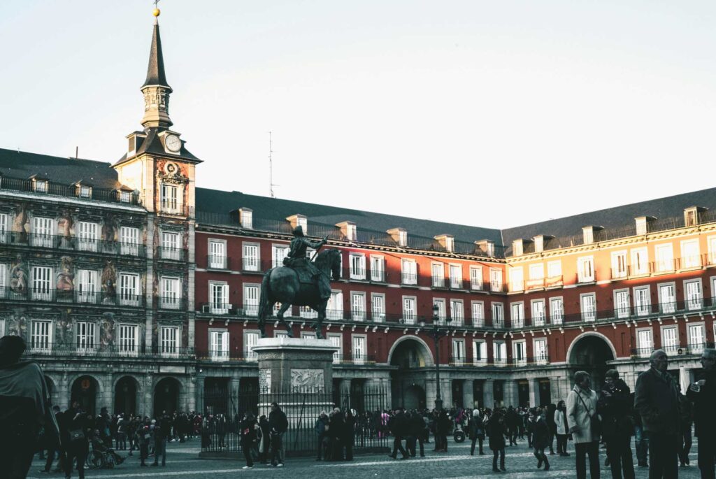 Turistas en la Plaza Mayor de Madrid, España