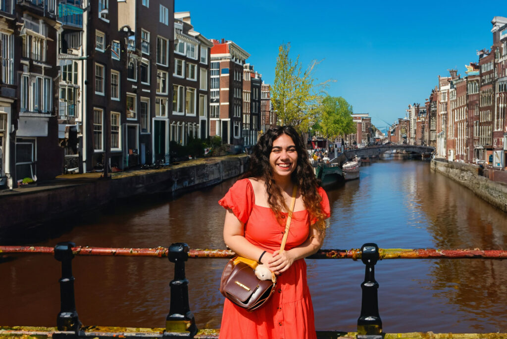 Chica posa para su foto en Amsterdam