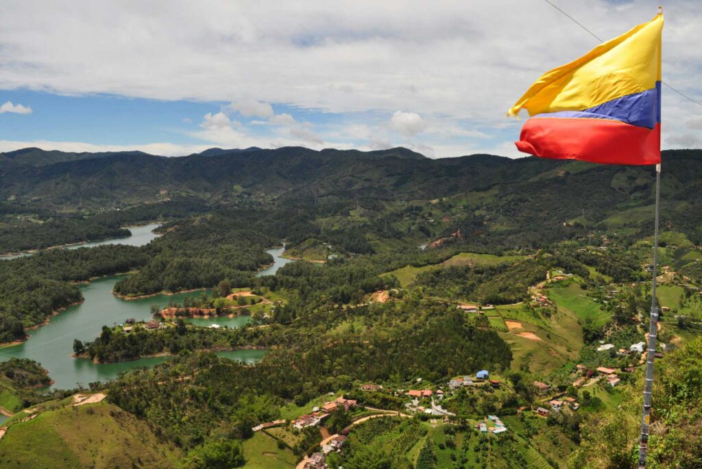 Bandera de Colombia con el fondo del mar colombiano