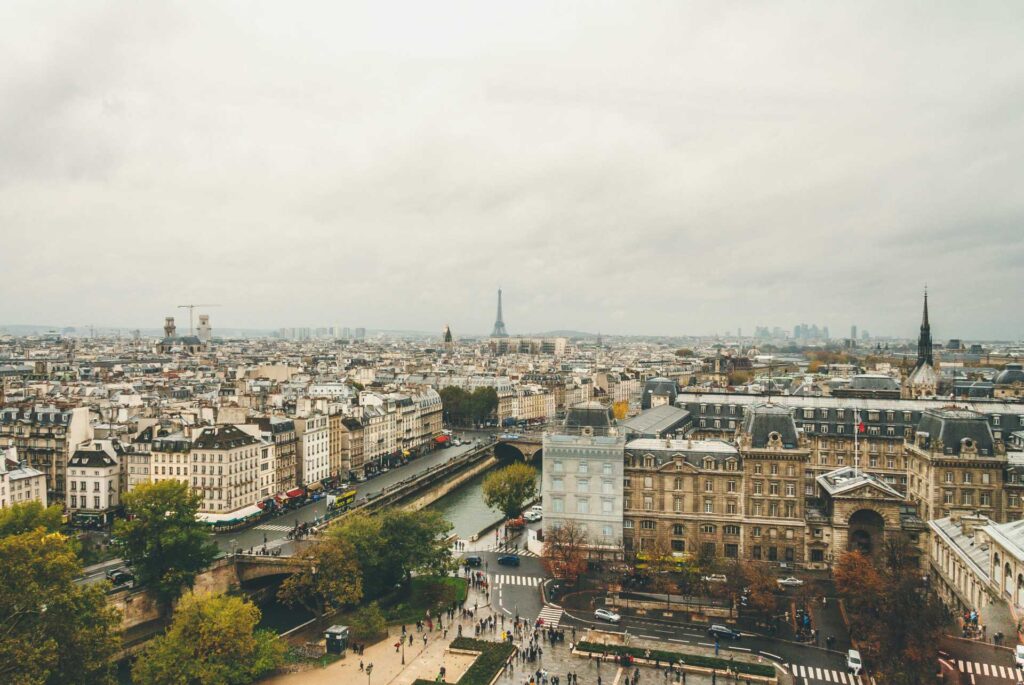 Ciudad de París vista desde lo alto de una vivienda