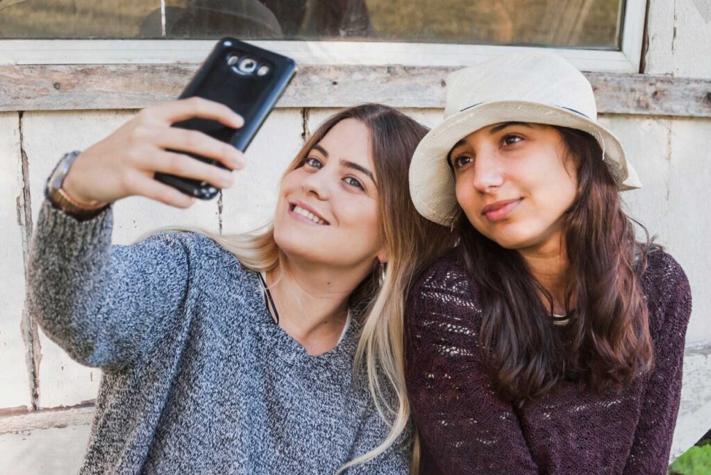 Dos amigas se toman selfie durante su viaje