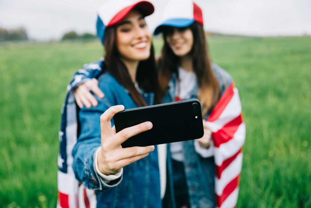 Dos chicas se toman un selfie