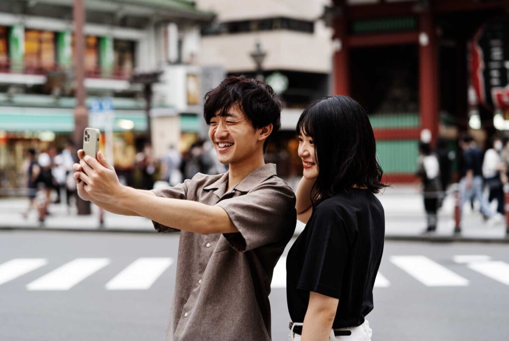 Un par de amigos se toman fotos en las calles