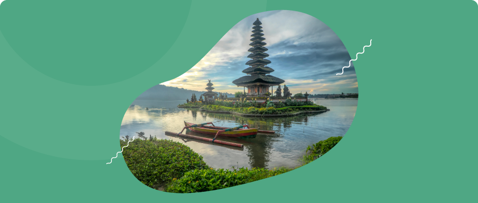 Canoa frente a una pagoda en Bali, Indonesia