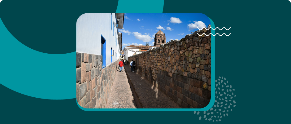 Calle de Cusco con una gran vista hacia la iglesia