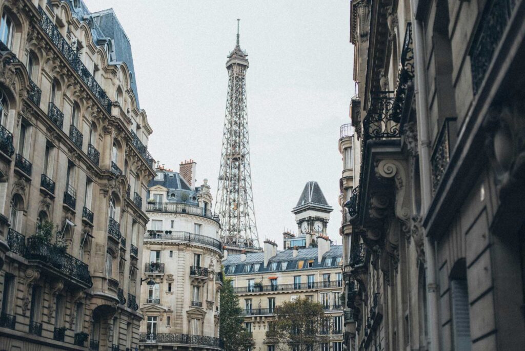 Bellos edificios de Paris con la Torre Eiffel de fondo