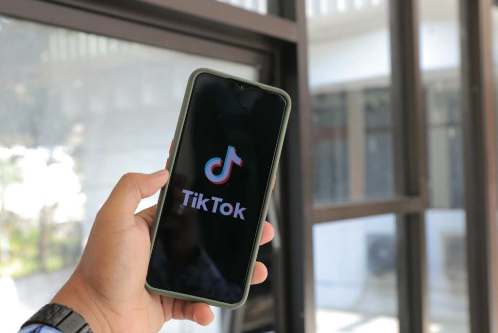 Smartphone con Tiktok en la pantalla