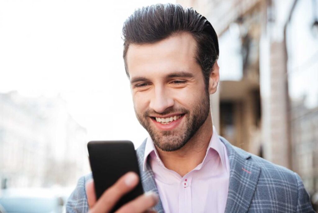 Hombre de traje realizando videollamada