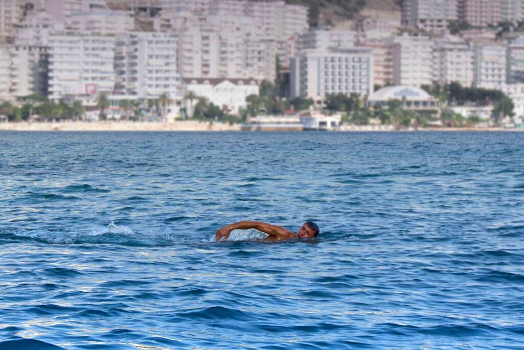 Hombre nadando en el mar