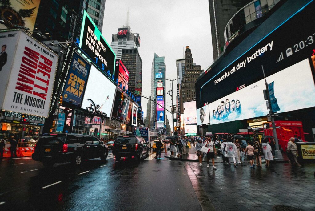 Time Square de noche con mucha gente