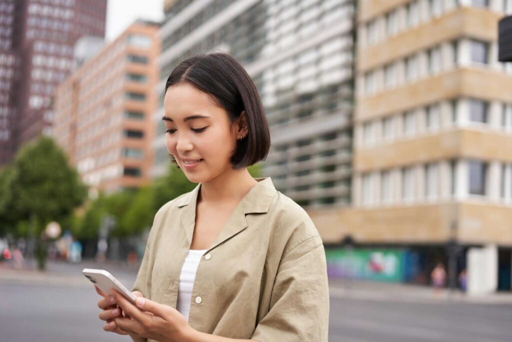 Mujer asiática revisando su smartphone