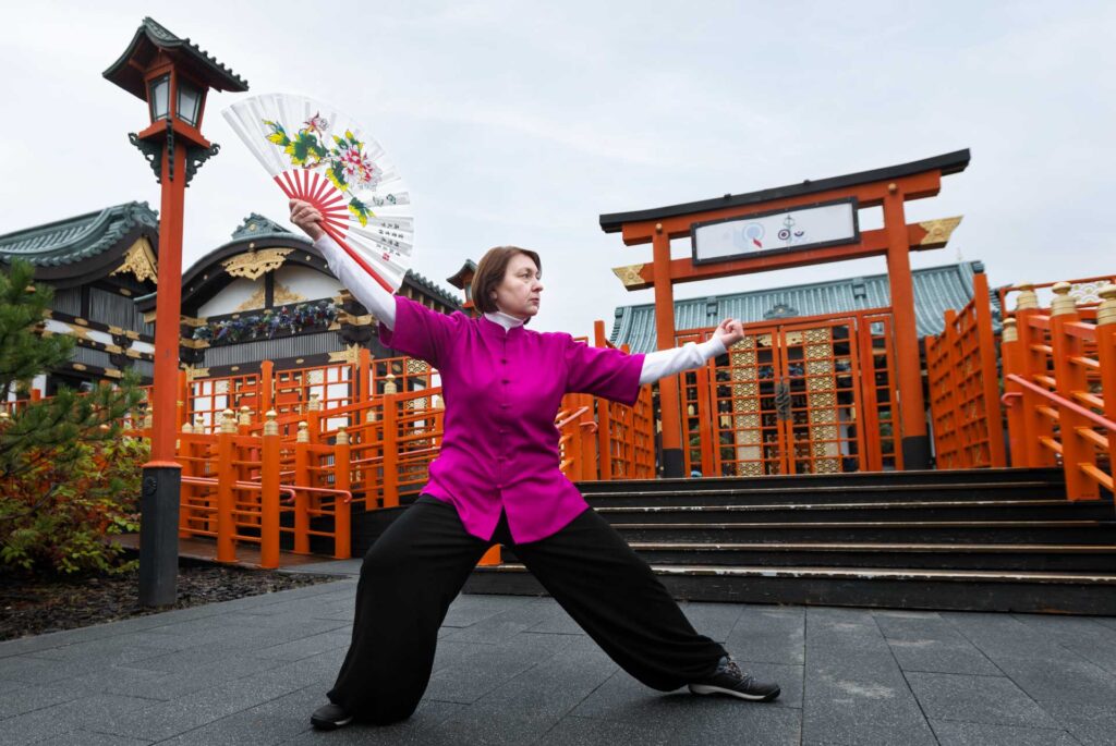 Mujer practicando Tai Chi