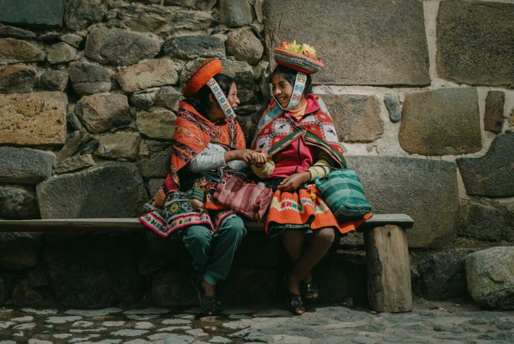 Niños sentados en banca en Cusco Perú