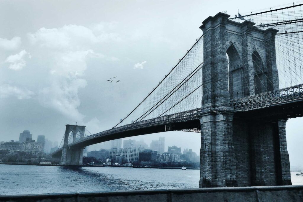 Puente de Brooklyn en una tarde lluviosa