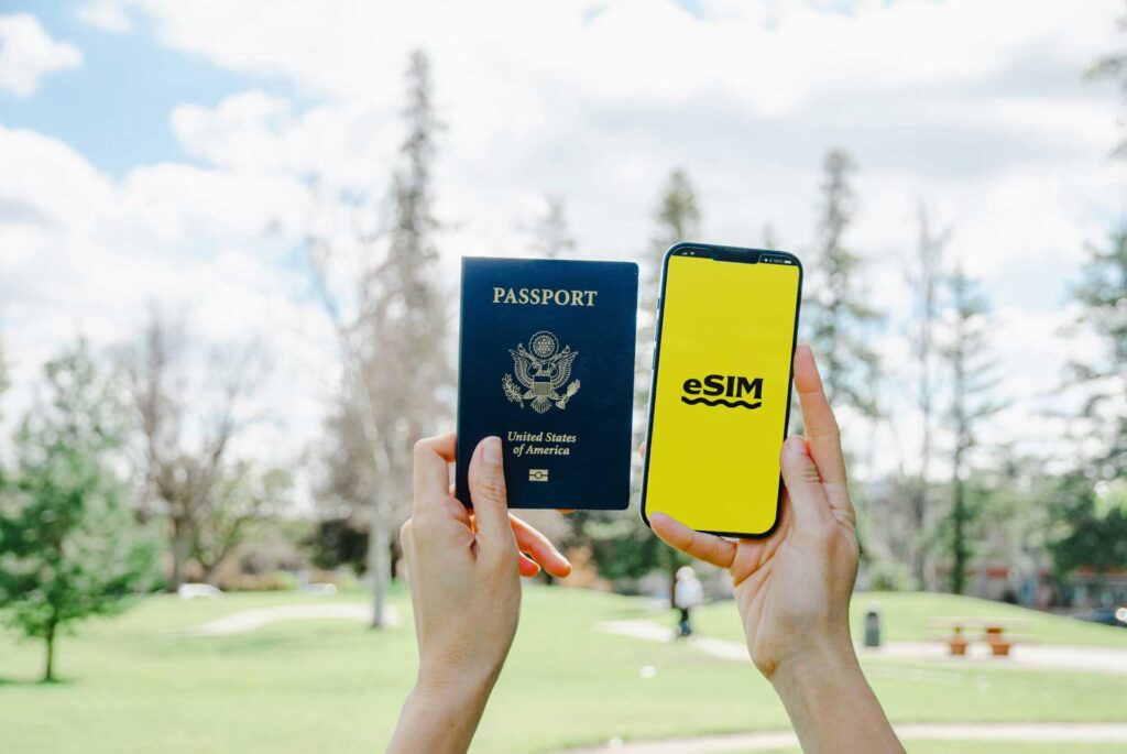 Pasaporte y teléfono celular listos para viaje