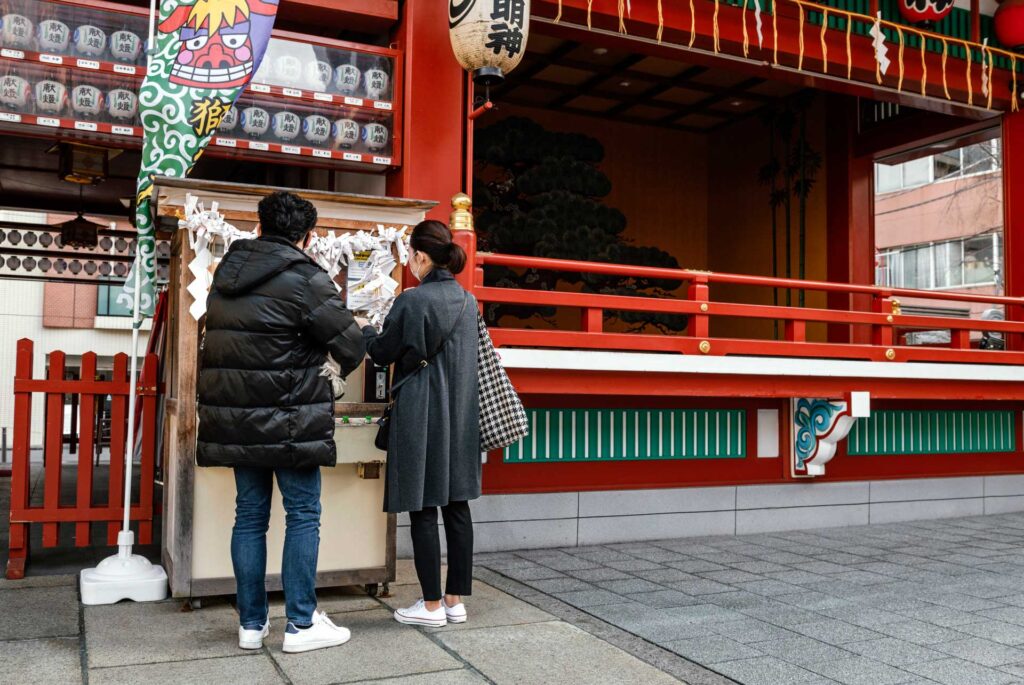 Turistas en templo japonés