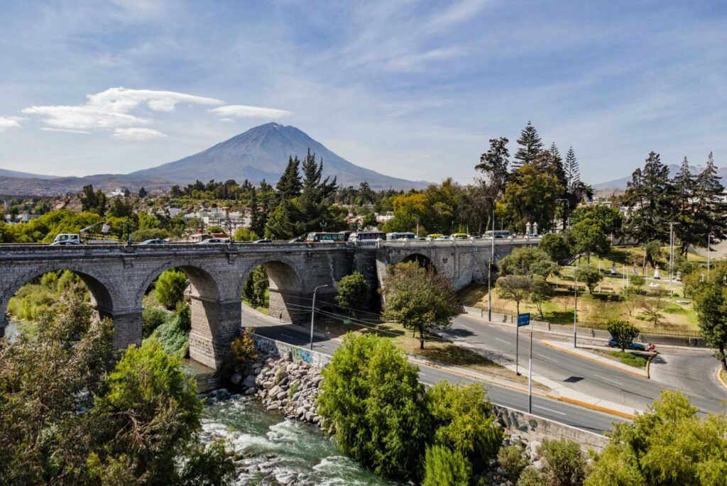 Arcos grandes en zona de Perú