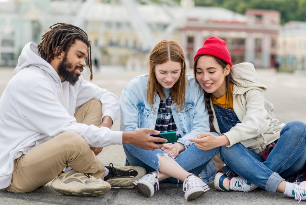 Amigos viendo un celular juntos