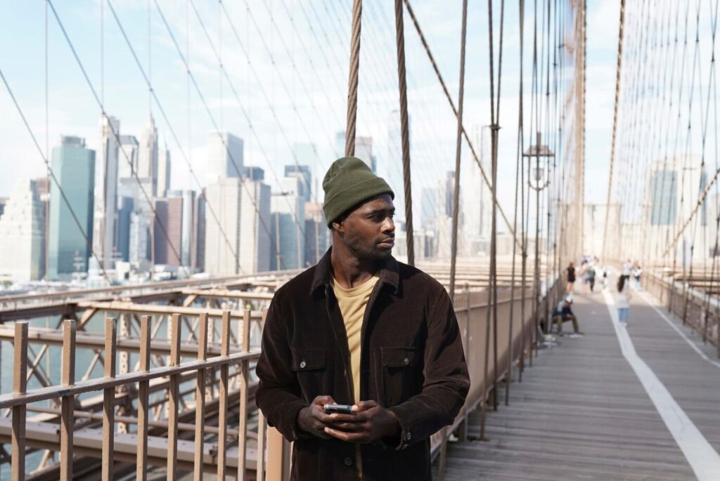 Chico caminando por puente de Nueva York