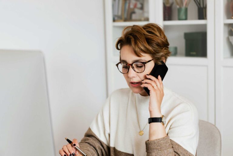 Una mujer se mantiene comunicada con teléfono compatible con eSIM