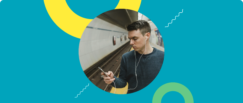 Hombre está con su teléfono esperando el metro