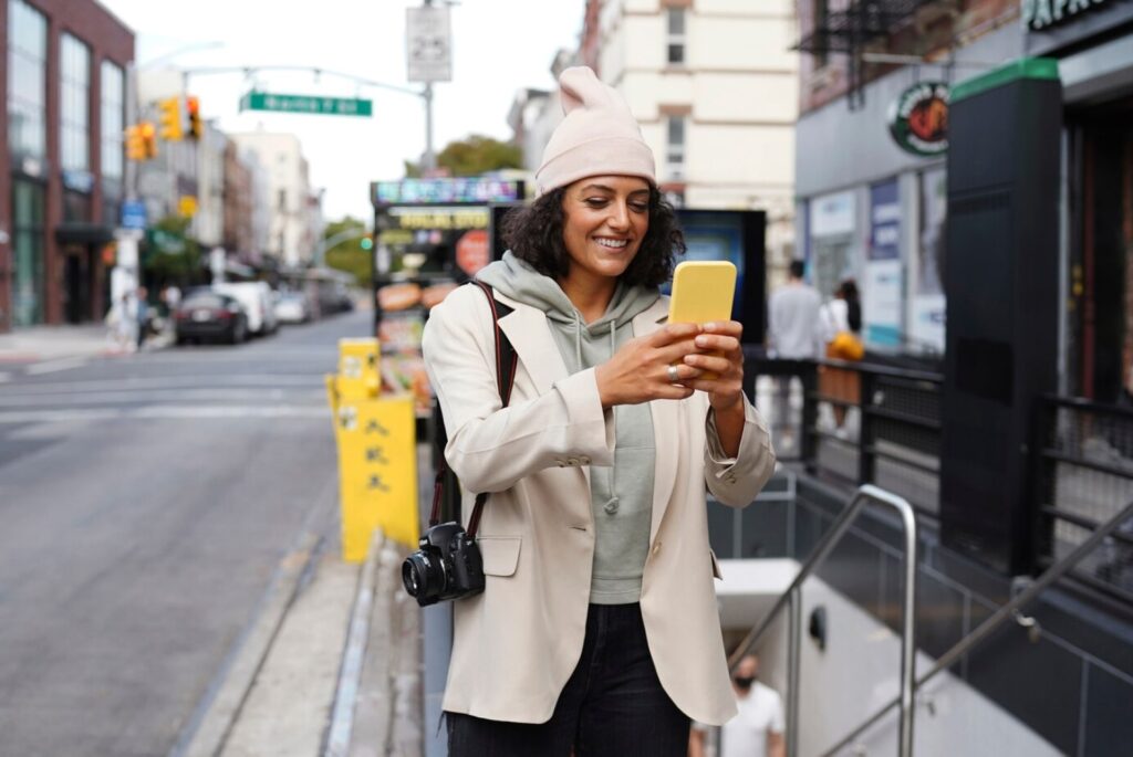 Una joven mujer se toma una foto en las calles de Nueva York