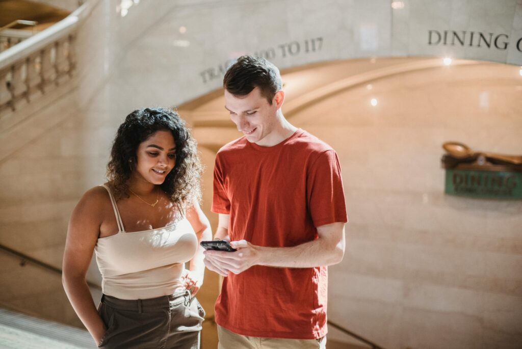 Pareja revisa celular en estación de Nueva York