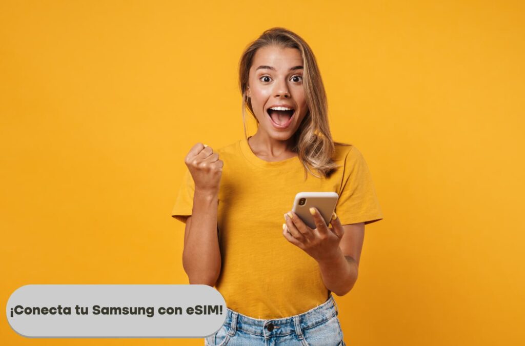 Mujer sonriente sosteniendo un celular en la mano